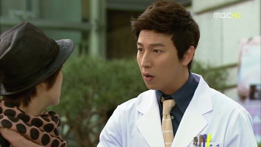 
	
	Park Geun Hyung cũng xuất hiện chóng vánh với vai bác sĩ trong bộ phim I Do I Do. Nhân vật của anh là bác sĩ khoa sản mang tình yêu đơn phương với Kim Sun Ah nhưng lại bị từ chối. Sau đó cô lại trở thành bệnh nhân của anh khi có con với một người đàn ông khác. Thế nhưng anh vẫn luôn quan tâm và giúp đỡ cô hết mình.