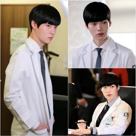 
	
	Trong phim Blood, Ahn Jae Hyun đã vào vai một bác sĩ ma cà rồng. Vì thế anh đã rất cố gắng để có thể kiểm soát được cơn khát máu của mình cũng như luôn tìm mọi cách để che giấu về thân thế với những người xung quanh. Đây là một việc không hề đơn giản, nhất là khi anh sống và làm việc tại nơi mà máu có thể xuất hiện bất cứ lúc nào.