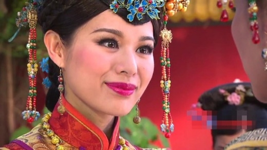 
	
	Hồ Hạnh Nhi với gương mặt trang điểm quá đậm trong phim Vạn phụng chi vương.