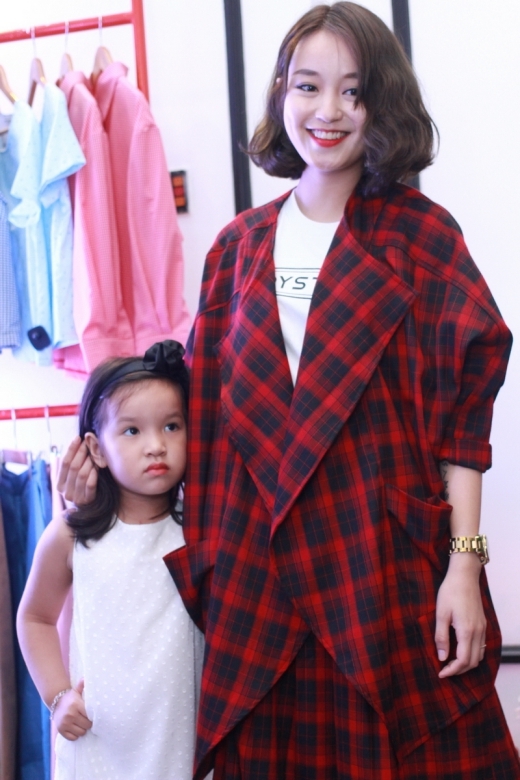 
	
	Hot girl Mi Vân xuất hiện cùng con gái.