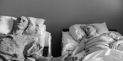 
	
	Hai ông bà Don và Maxine Simson đã nắm tay nhau khi họ qua đời vào cùng một thời điểm, sau 62 năm chung sống hạnh phúc. Một khoảnh khắc hoàn hảo, một cái kết đẹp cho một chuyện tình. 