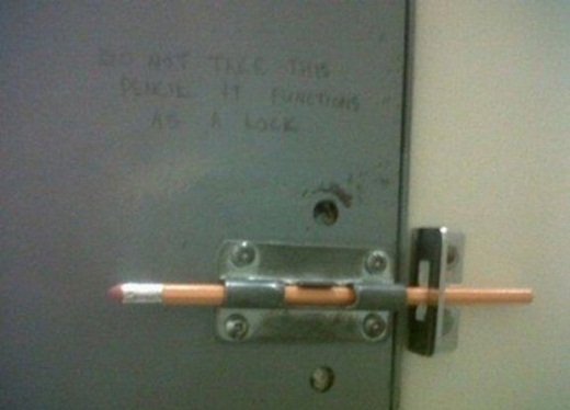
	
	Khi cần chốt cửa hãy nhớ đến bút chì.