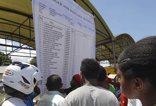 
	
	Thân nhân của các hành khách xem bảng danh sách dán tại sân bay
