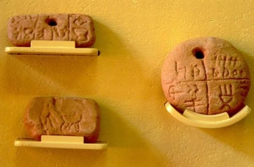
	
	Còn đây là 3 viên đất sét được tìm thấy tại một ngôi làng ở Rumani, có niên đại cách đây 5.500 - 4.500 TCN, trên đó có các kí tự kì lạ. Nhiều khả năng, đây là một loại chữ viết cổ, nhưng các nhà khoa học chưa dám khẳng định.