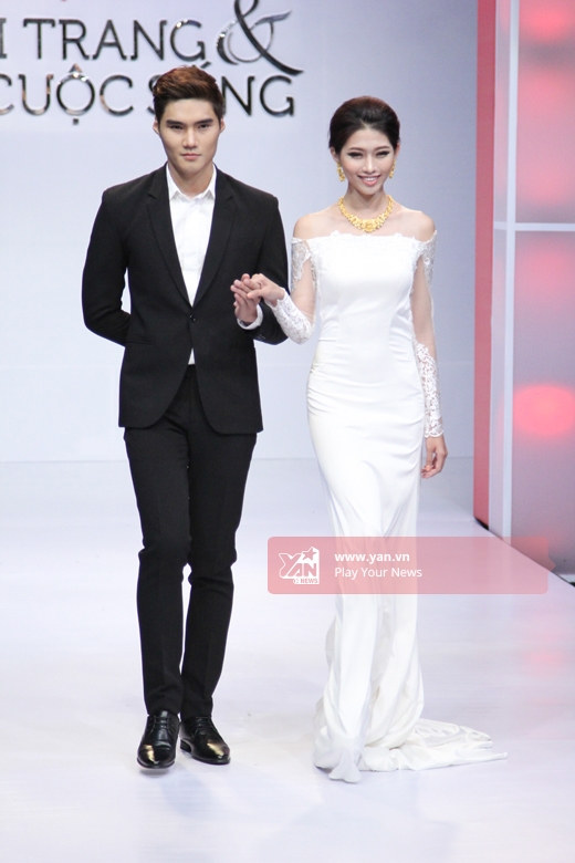 
	
	Cặp đôi Quang Hùng - Quỳnh Châu tình tứ trên sân khấu.