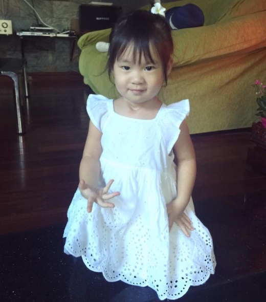 
	
	Cherry (2 tuổi) được mẹ diện bộ váy màu trắng trông rất xinh xắn. - Tin sao Viet - Tin tuc sao Viet - Scandal sao Viet - Tin tuc cua Sao - Tin cua Sao