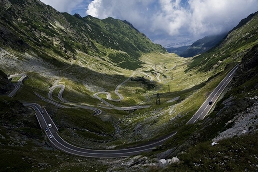 
	
	Đây là con đường cao tốc nằm trên núi Carpathian (Romania), kết nối các vùng của Rumani - Transylvania và Wallachia, đi qua các dãy núi Fagaras. Nơi đây từng được bình chọn là con đường thú vị nhất châu Âu.