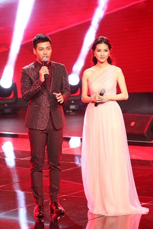 
	
	Cũng trên sân khấu này, nữ MC xinh đẹp Mỹ Linh ghi điểm với khán giả trong bộ váy xòe lệch vai được thực hiện trên nền chất liệu voan lụa xếp li mềm mại, điệu đà.