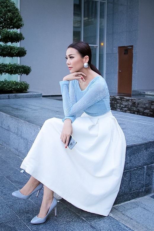 
	
	Sự kết hợp giữa chiếc áo phông cổ rộng tông xanh thiên thanh cùng chân váy xòe xếp li chữ A giúp Thanh Hằng trở nên điệu đà, nữ tính hơn.