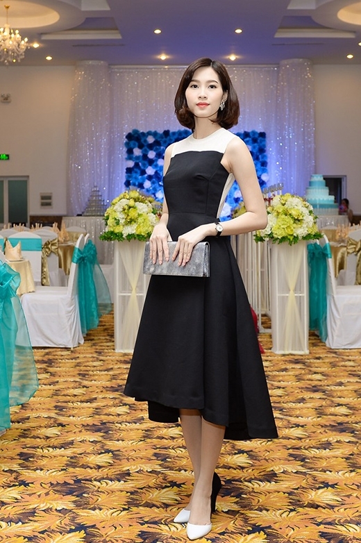 
	
	Hình ảnh đơn giản, nhẹ nhàng nhưng đầy thu hút của Hoa hậu Việt Nam 2012 - Đặng Thu Thảo trong chiếc váy có phom cổ điển của nhà thiết kế Lê Thanh Hòa.