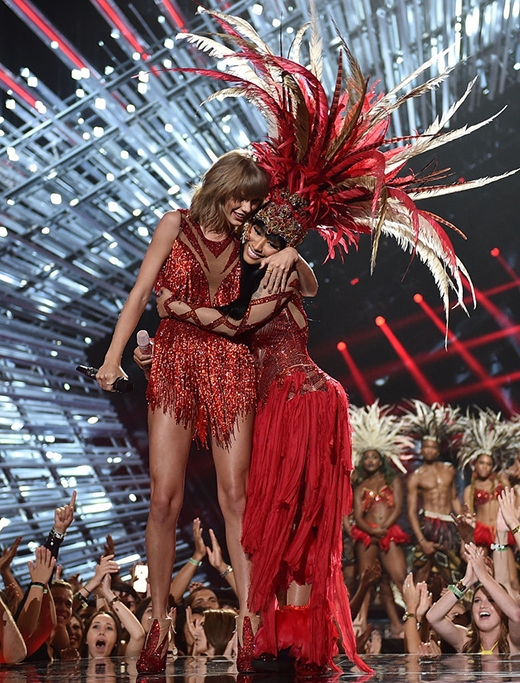 
	
	Taylor đã khiến cả khán phòng phải bất ngờ khi lên sân khấu cùng Nicki Minaj để tham gia màn biểu diễn mở màn.