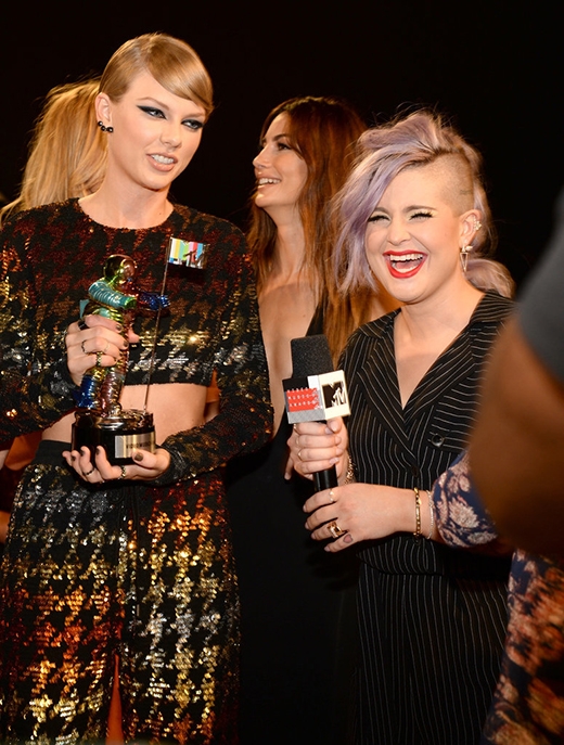
	
	Taylor khiến Kelly Osbourne phải bật cười trong buổi phỏng vấn trước lễ trao giải.