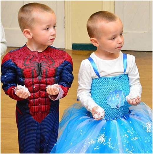 
	
	Alfie (trái) và Logan (phải) với trang phục khác biệt khi đứng cạnh nhau.