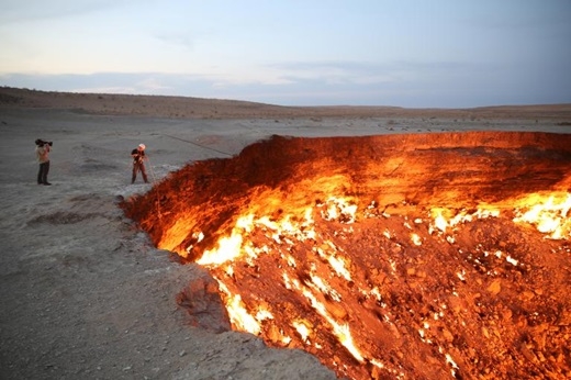 
	
	 Hãy sẵn sàng chiêm ngưỡng 'Cánh cổng dẫn đến Địa ngục' ở Turkmenistan nhé. Đây là tên gọi của một mỏ khí thiên nhiên ở Derweze, tỉnh Ahal, Turkmenistan. Hố lửa này đã cháy suốt 40 năm và không có dấu hiệu nguội đi.