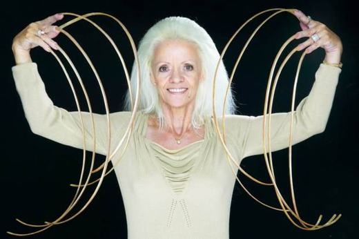 
	
	Bà Lee Redmond, 69 tuổi, sinh sống tại Mỹ đang là người sở hữu bộ móng tay dài nhất thế giới với 9 mét. Được biết, bà bắt đầu để móng tay từ năm 1979 nhưng vào năm 2008, nó đã bị cắt vì một tai nạn.