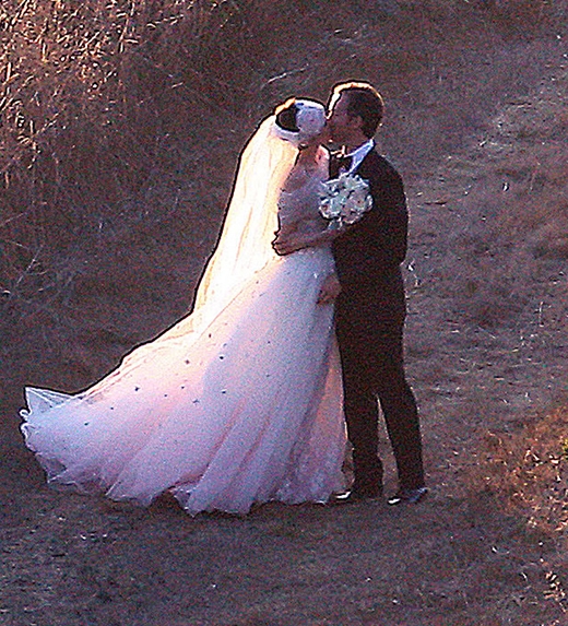 
	
	Anne Hathaway and Adam Shulman đã tổ chức hôn lễ tại Big Sur, California vào tháng 9/2012