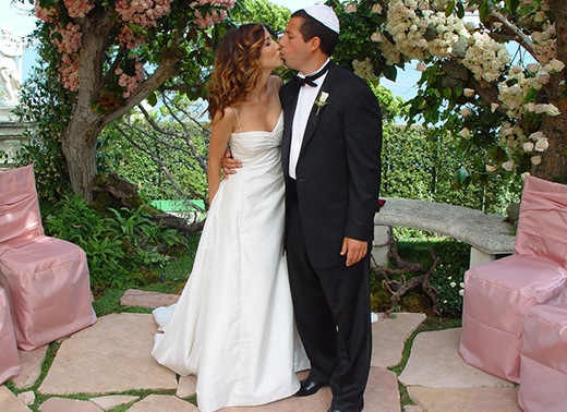 
	
	Adam Sandler và Jackie Titone chính thức trở thành vợ chồng tại Malibu vào 6/2003.