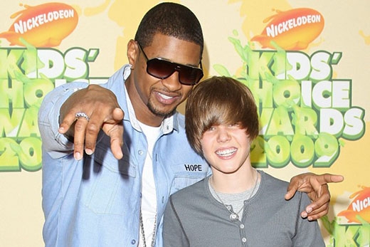 
	
	Tháng 3/2009, Justin Bieber xuất hiện với kiểu tóc 'không lẫn vào đâu' cùng Usher tại Kid's Choice Awards.