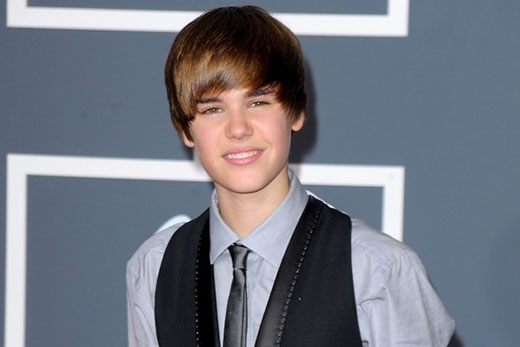 
	
	Tháng 1/2010, vẫn phong cách cũ, nhưng anh chàng đã cắt ngắn hơn, tạo thành một phiên bản mới của 'tóc Justin Bieber'.