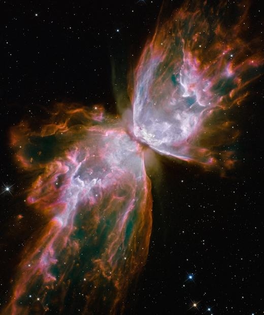 
	
	Một tinh vân cực đẹp hình con bướm, được chụp bởi kính viễn vọng Hubble vào năm 2009. “Cánh bướm” thực ra là vật chất do một ngôi sao đang chết phóng ra, đồng thời tỏa ra thứ ánh sáng cực mạnh và cực nóng.