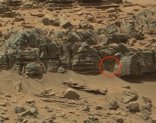 
	
	Tàu Curiosity của NASA mới đây cũng đã phát hiện ra một “con cua” trên sao Hỏa. Tuy nhiên, đây cũng chỉ là một tảng đá.
