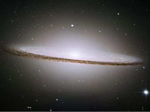 
	
	Một thiên hà có dạng đĩa kì lạ, với những ngôi sao già cỗi tập hợp bên trong. Hình ảnh được chụp vào năm 2008 bởi kính viễn vọng Hubble.