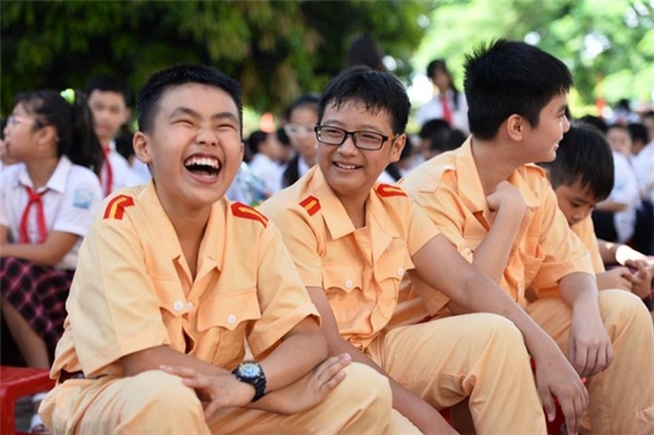 
	
	Những cậu học sinh trong trang phục của cảnh sát giao thông. Nụ cười giòn tan của các em như báo hiệu một năm học mới nhiều thành công.