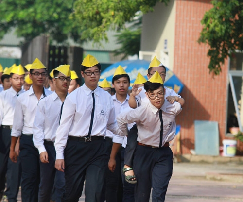 
	
	Hình ảnh trong ngày lễ khai giảng gây ấn tượng mạnh nhất đối với nhiều người đó là em Lê Quốc Việt lớp 10A10 được bạn cõng đến dự lễ khai giảng tại trường THPT Lương Thế  Vinh.
