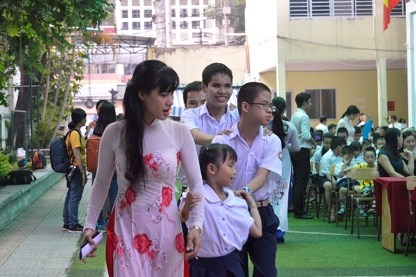 
	
	Hình ảnh xúc động của các em học sinh bị khiếm khuyết của Trường phổ thông đặc biệt Nguyễn Đình Chiểu (Q.10, TP.HCM).
