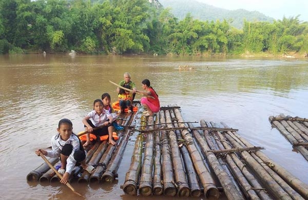 
	
	Ở các vùng quê nông thôn xa xôi, hẻo lánh, các em học sinh cũng vượt sông suối, lội bộ hàng chục km để đến trường dự lễ khai giảng năm học mới.