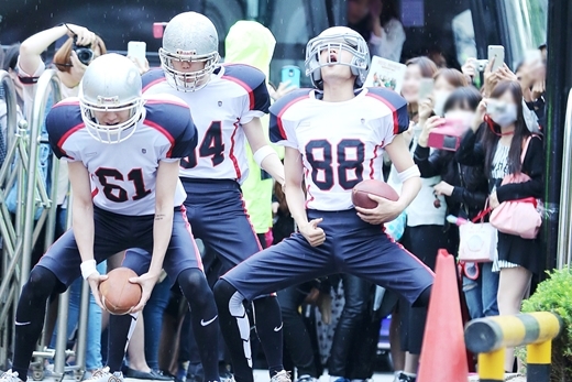 
	
	Đầu tháng 6 vừa qua, các thành viên EXO bao gồm Baekhyun, Changyeol, Kai và Chen đã có dịp “làm loạn” trước cổng đài truyền hình KBS. Các chàng trai diện trang phục cầu thủ bóng bầu dục và thực hiện những động tác ném bóng vô cùng chuyên nghiệp mang đến cho fan màn trình diễn mãn nhãn.