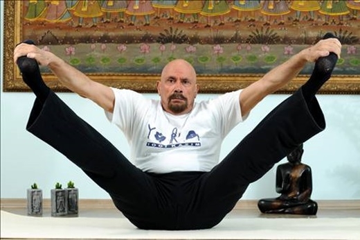 
	
	Yoga là người bạn thân thiết mỗi ngày của người đàn ông này.