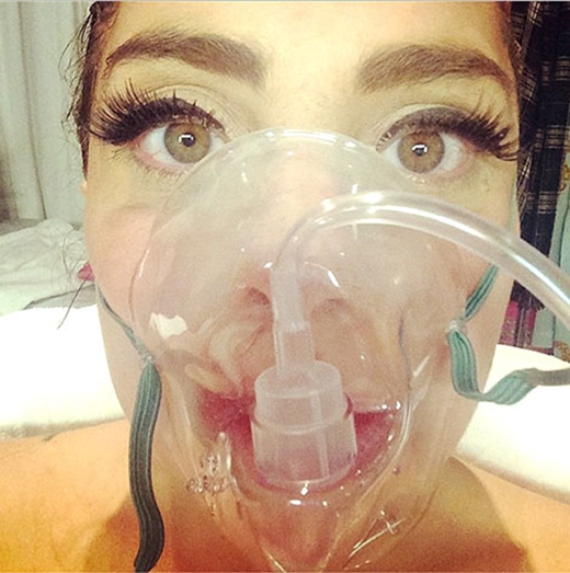 
	
	Vào ngày 7/8/2014, khi đang ở Denver, Colorado, Lady Gaga đã đăng tải một bức ảnh với mặt nạ thở khí lên trang xã hội  khiến người hâm mộ không khỏi lo lắng.