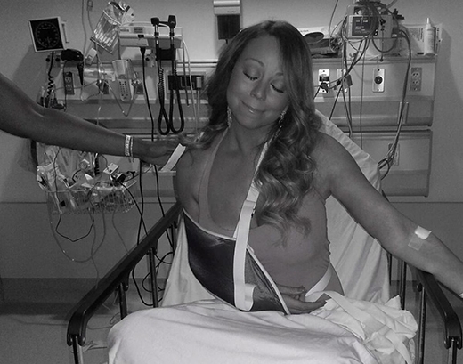 
	
	Mariah Carey trông vẫn cực kì xinh đẹp với bức ảnh tạo dáng trong bệnh viện được đăng tải vào tháng 7/2013. Được biết, nữ ca sĩ đã cảm thấy chóng mặt và mất thăng bằng khi đang thực hiện bản remix của đĩa đơn Beautiful.