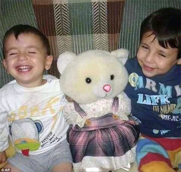 
	
	Bé Aylan, 3 tuổi, và anh trai Galip, 5 tuổi, khi ở quê nhà. Ảnh: AP
