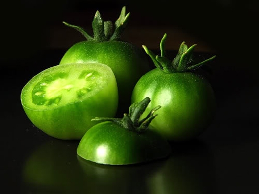 
	
	Do đó, khi ăn cà chua xanh, khoang miệng có cảm giác đắng chát; sau khi ăn có thể xuất hiện các triệu chứng ngộ độc như chóng mặt, buồn nôn, nôn mửa…