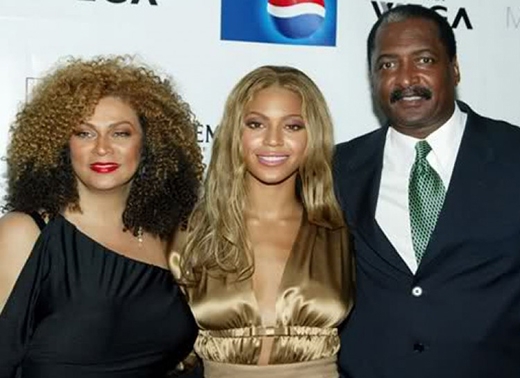 
	
	Bố của Beyonce - ông Matthew Knowles đã từng khiến công chúng xôn xao vì chuyện ngoại tình. Không lâu sau khi vụ việc bị phanh phui, Beyonce đã quyết định cho ông nghỉ việc. Tuy vậy nữ ca sĩ tuyên bố rằng chuyện ngoại tình của ông không liên quan gì đến quyết định này.