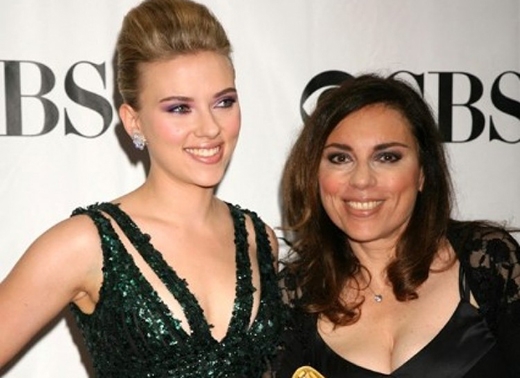 
	
	Mẹ của Scarlett Johansson đã quản lí sự nghiệp của nữ diễn viên kể từ khi cô lên 9. Sau đó, cô đã để mẹ 'ra đi' khi kết hôn với Ryan Reynolds, và cuộc hôn nhân này đã kết thúc không lâu sau đó.