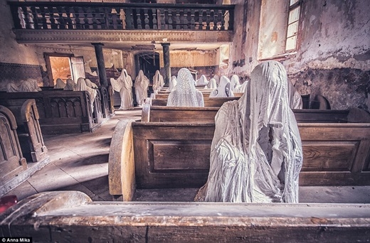 
	
	Một trong những bức ảnh theo phong cách “ma ám” của Anna. Trong hình là nhà thờ từ thế kỉ 14 St George ở Lukova, Cộng hòa Séc với những hình nhân u ám trùm khăn trắng, ngồi bất động trong lễ đường.