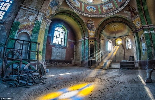 
	
	Ánh sáng xuyên qua khung cửa tò vò và nhuộm màu cho không gian của một nhà thờ chính tòa bị bỏ hoang ở Ba Lan.