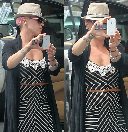 
	
	Pink cố gắng chụp lại các tay săn ảnh hoặc cũng có thể cô đang quảng cáo 'trá hình' cho chiếc điện thoại Iphone.