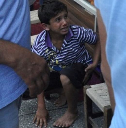 
	
	Cậu bé này có tên là Ahmet. Cậu bị chủ quán ăn đuổi đánh vì chỉ “trót” mời khách mua giấy ăn từ cửa hàng của anh ta. Hình ảnh đáng thương của cậu bé Ahmet khi bị đánh đập trên phố đã khiến người dân trên khắp thế giới thương cảm. 