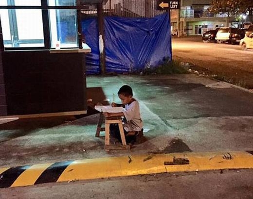 
		
		Chú bé ham học, học bài từ ánh đèn hắt ra từ một quán ăn cũng làm hàng triệu người bật khóc. Cậu bé có tên là Daniel,  9 tuổi, sinh sống ở thành phố Mandaue, Philippines.