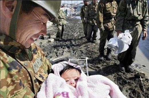 
	
	Kì tích đã xảy ra sau trận động đất và sóng thần ở Nhật Bản tháng 3/2011. Em bé 4 tháng tuổi này đã sống sót thần kì sau 4 ngày nằm dưới đống đổ nát.