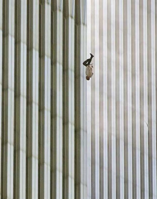 
	
	Một người đàn ông rơi khỏi Trung tâm Thương Mại Thế giới (WTC) tại New York (Mỹ) ngày 11/9/2001 - ngày xảy ra thảm họa kinh khủng nhất lịch sử nước này. Đây chỉ là 1 trong số hơn 200 người đang đứng phía trên nóc nhà khi đó. Sự tuyệt vọng, bế tắc đến mức khiến anh phải gieo mình xuống từ độ cao chết người đã thật sự khiến dư luận bị ám ảnh.