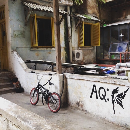 
	
	Những khu chung cư cũ vẫn đứng đó, lặng lẽ ngắm biết bao thế hệ người Sài Gòn đến rồi vội vã đi... (Nguồn IG @sooreegi)