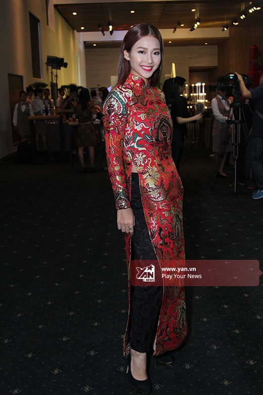 
	
	Vẫn với sắc đỏ nổi bật nhưng Khả Ngân lại chọn tạo hình cổ điển, kín đáo trong tà áo dài truyền thống của nhà thiết kế Thủy Nguyễn.