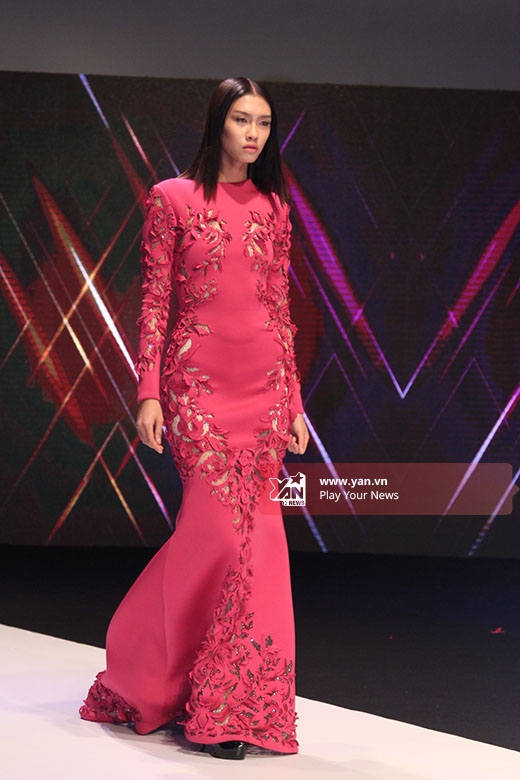 
	
	Nguyễn Oanh khoe đường cong nóng bỏng trong chiếc váy đuôi cá tông hồng tạo điểm nhấn bởi những họa tiết cắt laser tinh tế.