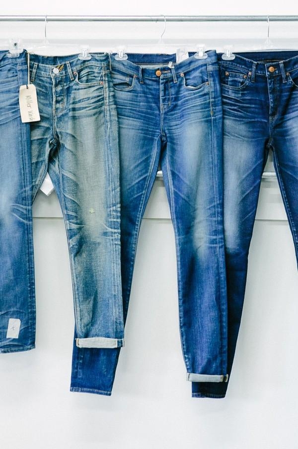 
	
	Hãy cho quần jeans vào máy sấy khoảng 10 phút trước khi phơi để quần jeans không bị cứng khi khô nhé!