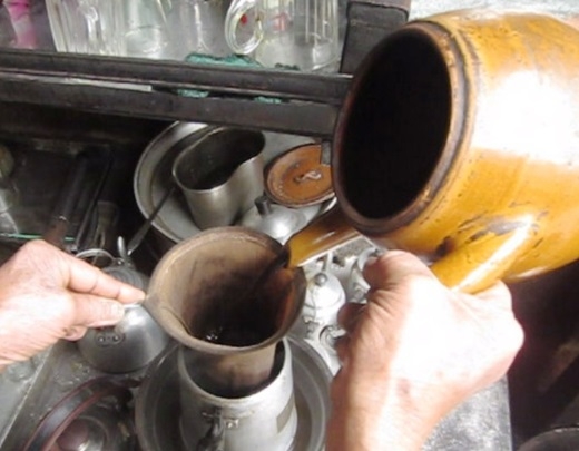 
	
	Nằm khiêm tốn ở những con hẻm nhỏ khó tìm, cà phê vợt đã lặng lẽ sống ở Sài Gòn được hơn 60 năm. (Nguồn: Internet)